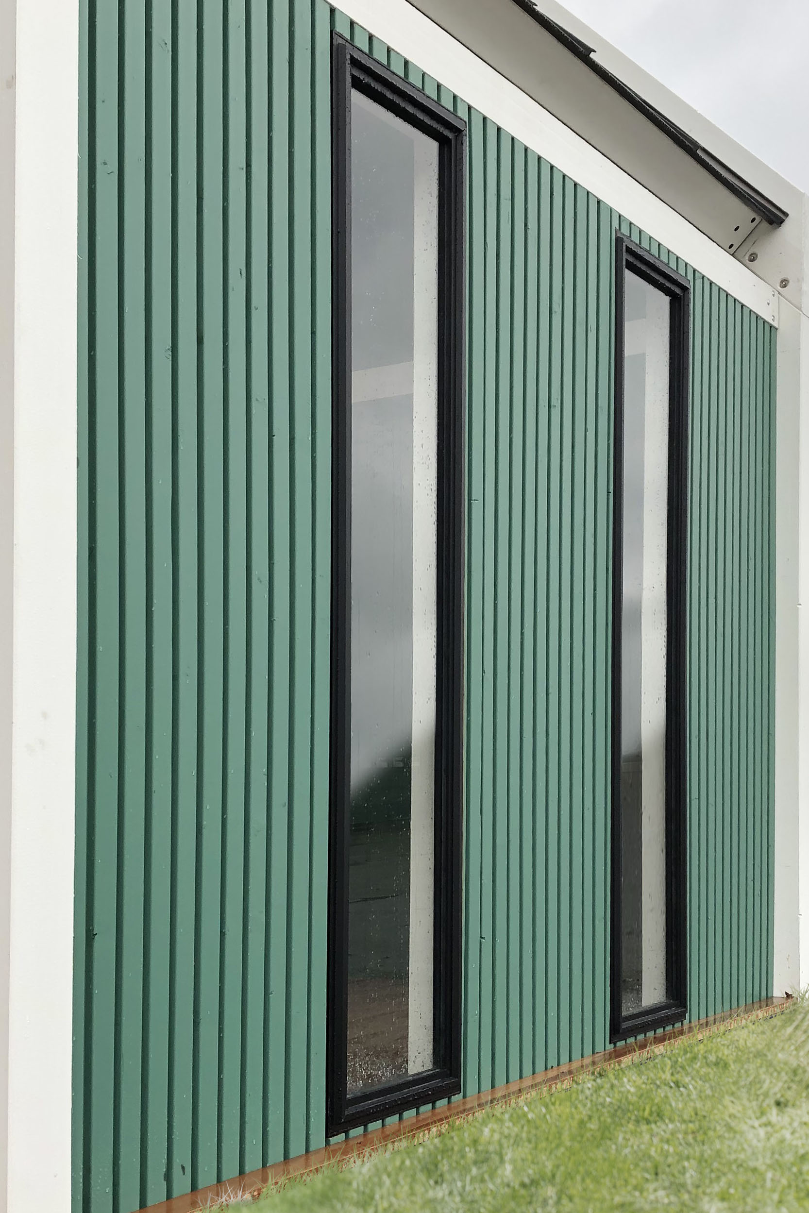 Aluminium raam, zwart gecoat aluminium raamwerk, 50 x 224 cm.