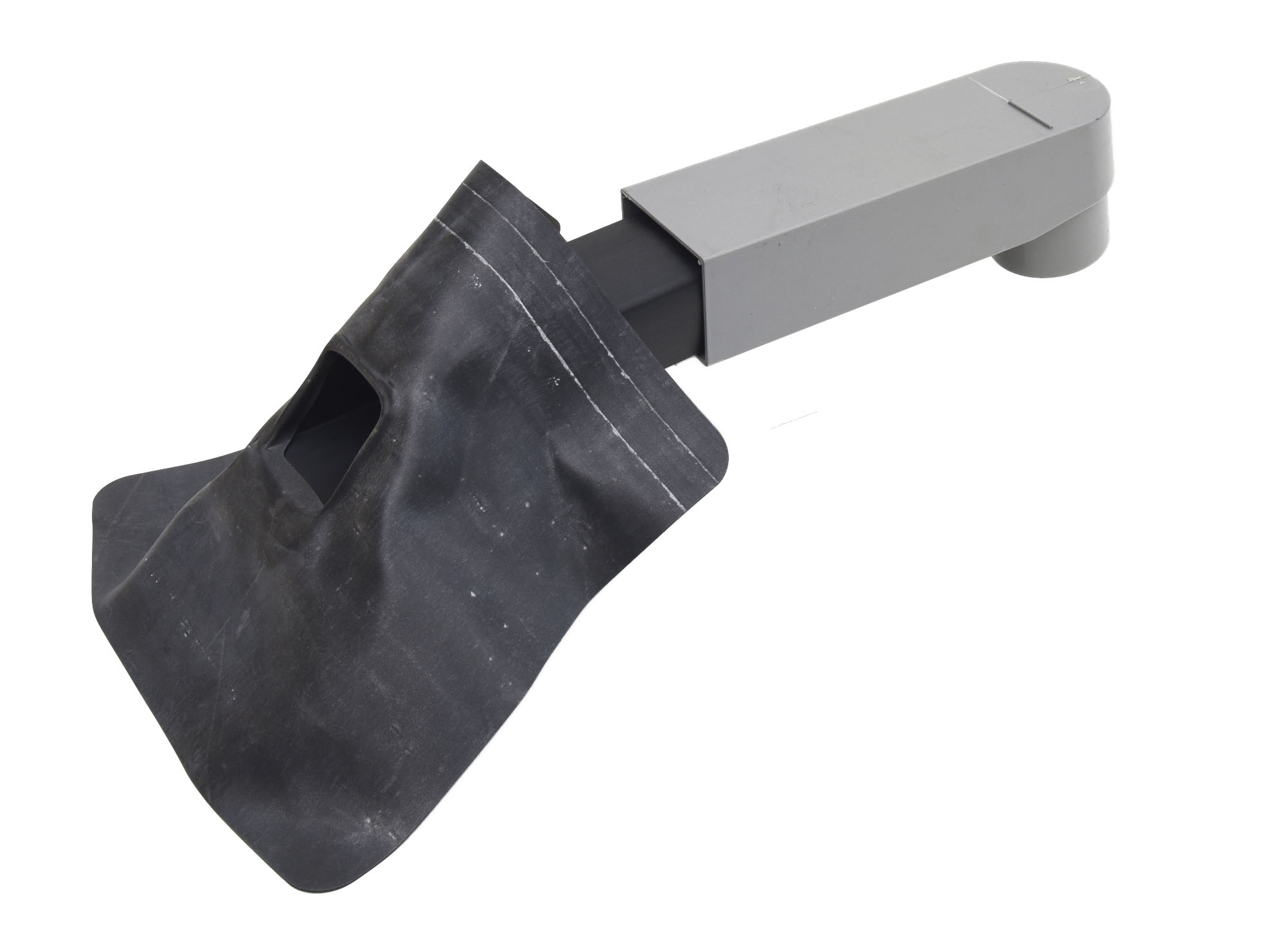 Dakdoorvoer met zijuitloop t.b.v. blokhutten met plat dak.